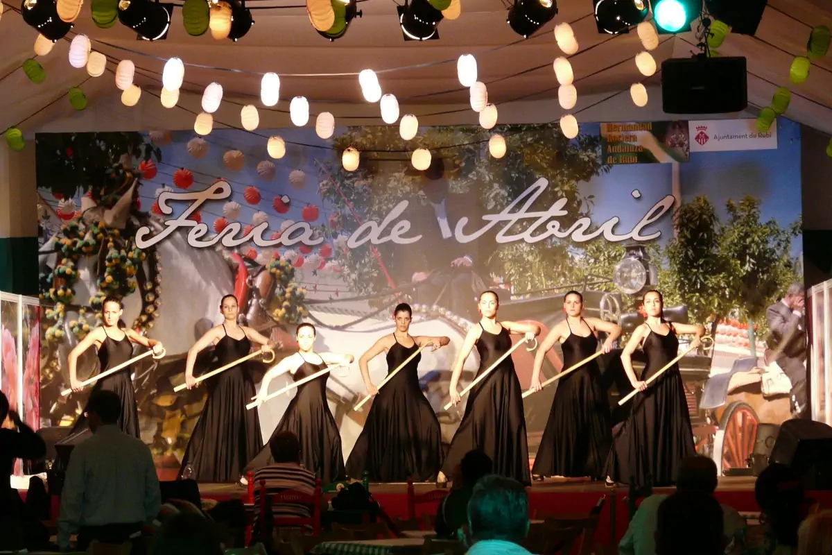 Bailes tipios andaluces. Sevillanas y ambiente en una caseta de la Feria